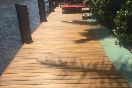 Refinishing wooden deck plantation